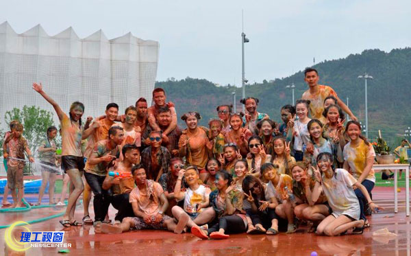 老挝籍国际学生欢度泼水节_看图王.jpg