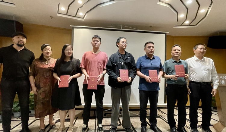 颁发聘书.jpg 颁发聘书.jpg