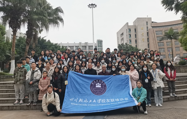 汇东校区听讲座学生合影.jpg