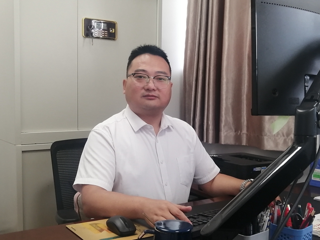 李东.jpg 李东.jpg