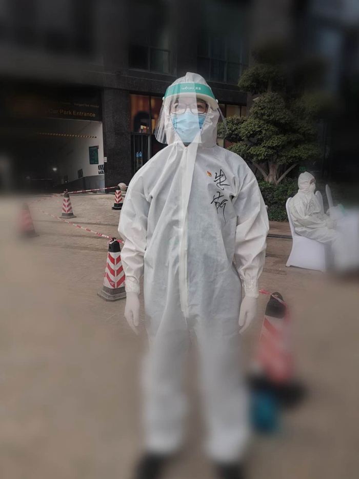 工作中的朱靳.jpg 工作中的朱靳.jpg