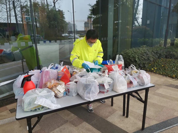 工作中的朱靳1.jpg 工作中的朱靳1.jpg