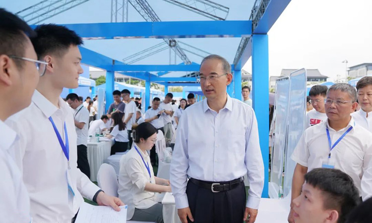 王书记陪同黄强省长巡场.jpg