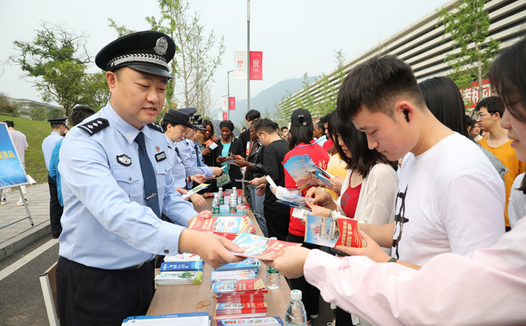 宜宾校区开展4.15 国家安全教育日活动暨反恐防暴实战演练1.jpg