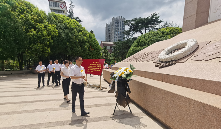 人民英雄纪念碑献花.jpg