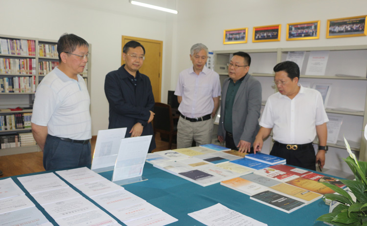 四川省委教育工委副书记张澜涛调研学校宜宾校区1.JPG