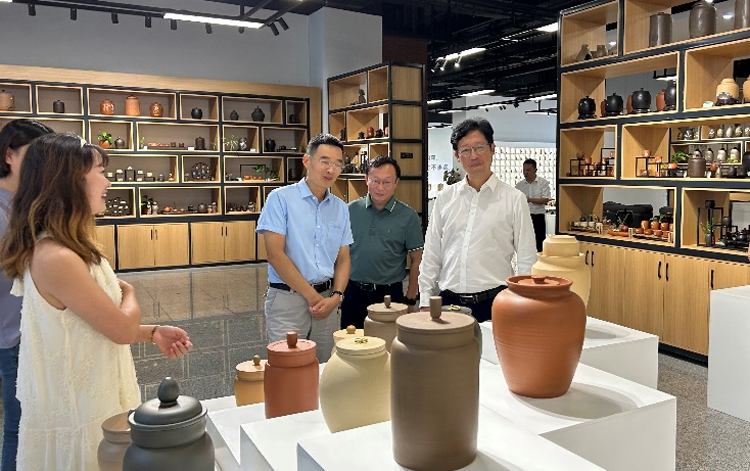 副校长罗惠波出席荣县2023年新教师入职培训班开班仪式并考察调研荣县陶坛产业3.png