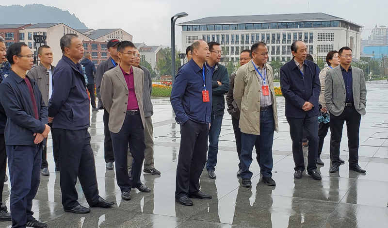 宜宾市政协考察团莅临宜宾校区参观考察.jpg