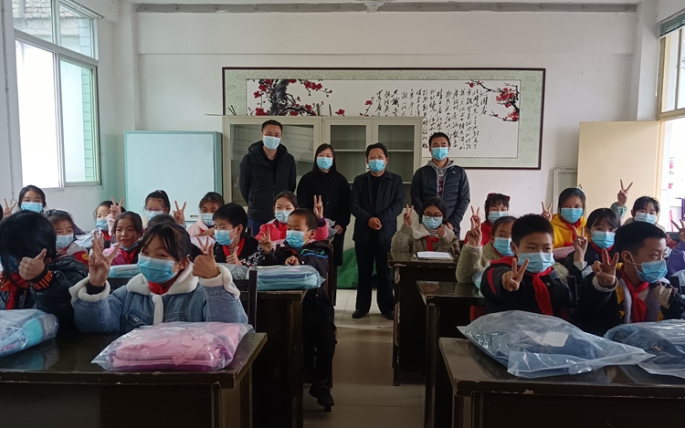 大乘镇柏杨基点校“大手牵小手”捐赠活动2.jpg 大乘镇柏杨基点校“大手牵小手”捐赠活动2.jpg