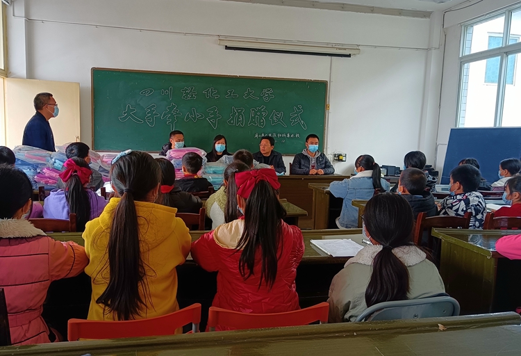 大乘镇柏杨基点校“大手牵小手”捐赠活动1.jpg 大乘镇柏杨基点校“大手牵小手”捐赠活动1.jpg