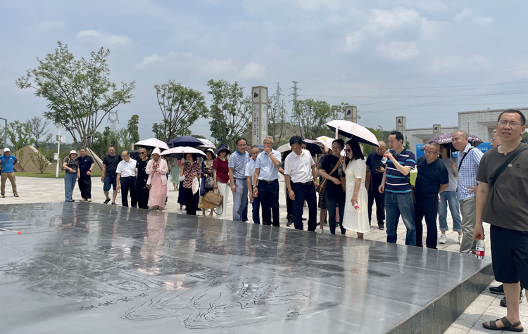 李白河校区参观.jpg