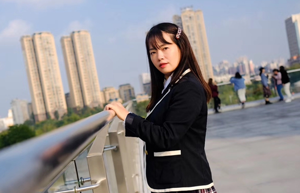 邱玲.jpg 邱玲.jpg