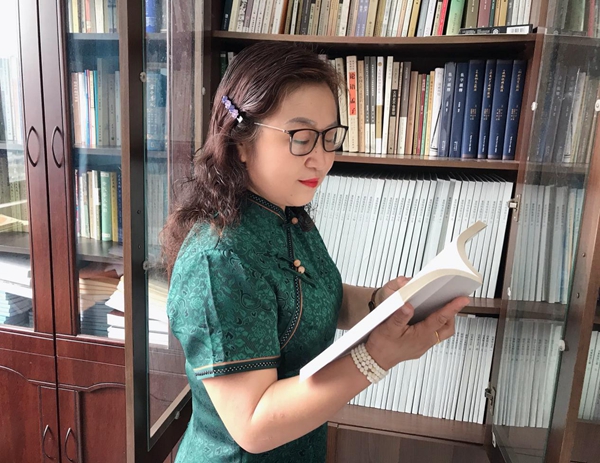 王红.jpg 王红.jpg