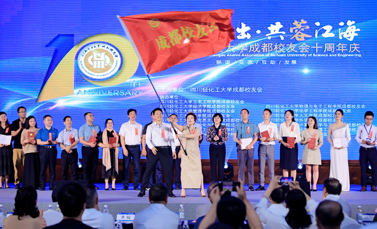 庹校授会旗.jpg