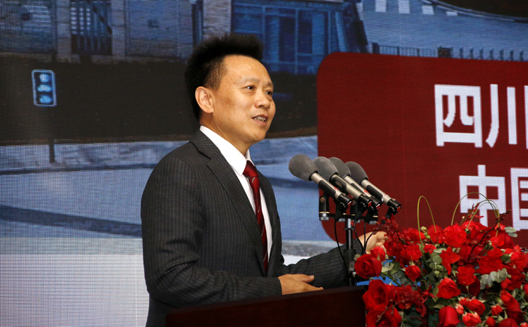 庹先国校长应邀出席”中国浓香白酒技术峰会”并作主旨报告1.jpg