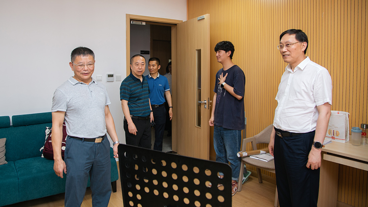 XCB_2417.jpg XCB_2417.jpg