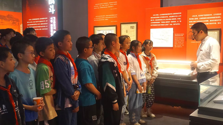 土木工程学院团委开展红色研学活动,让红色资源成为教育“生动课堂”1.jpg 土木工程学院团委开展红色研学活动,让红色资源成为教育“生动课堂”1.jpg