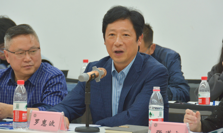 罗校长讲话.JPG