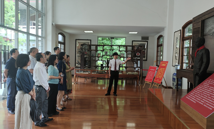 成都工业学院调研参观校史馆-传宣传部.jpg 成都工业学院调研参观校史馆-传宣传部.jpg