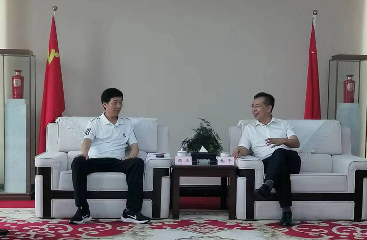 颜杰副校长-访企拓岗.jpg