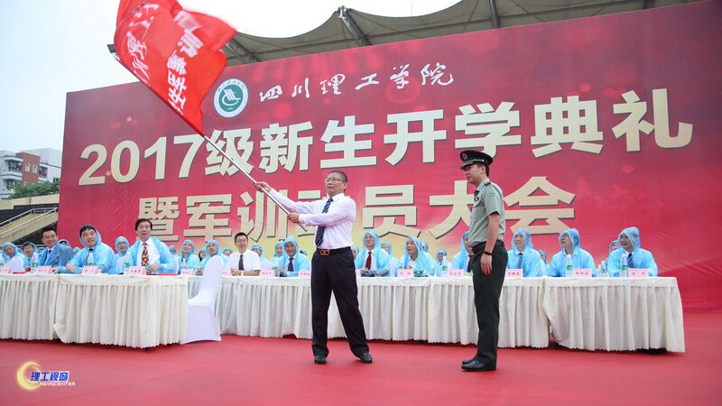 王书记授旗.jpg 王书记授旗.jpg