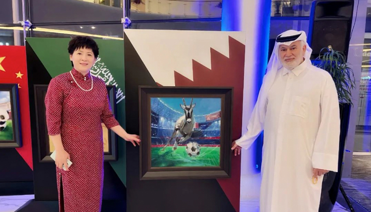 卡塔尔阿尔贾伯尔集团（Jeber）董事局主席默罕默德先生与魏心田教授在画作前合影.jpg