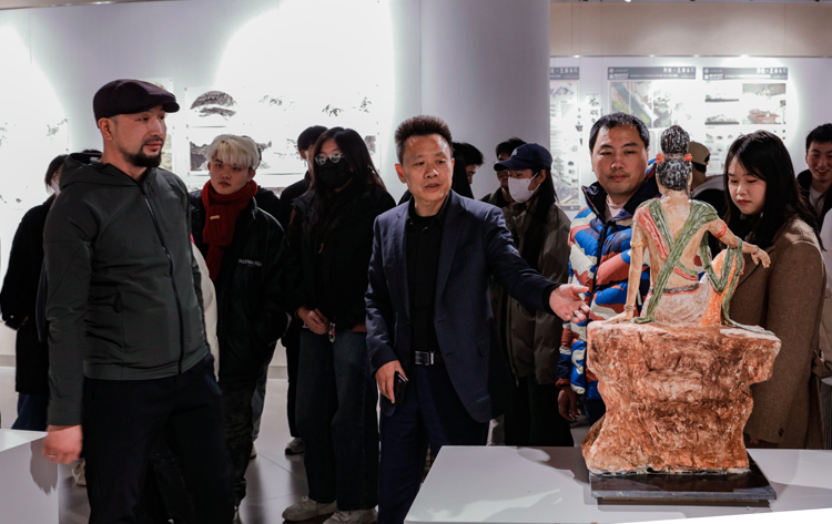 参观学生2021级专业考察写生成果展.jpg