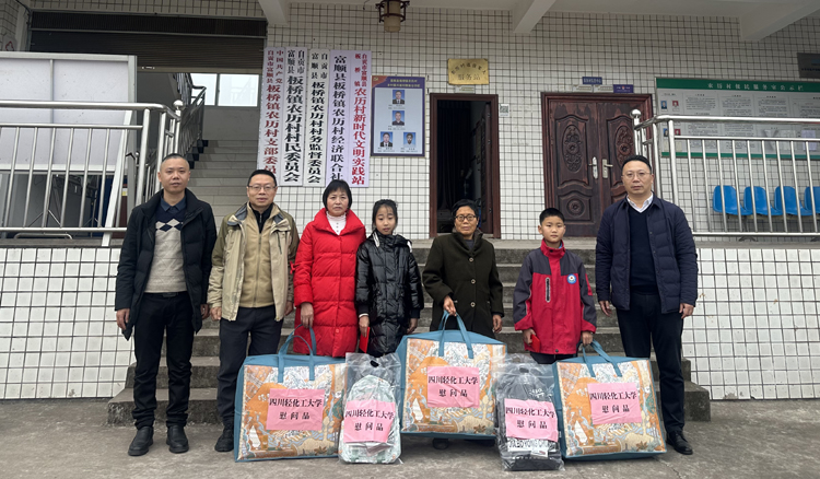 给孤儿发慰问品.jpg