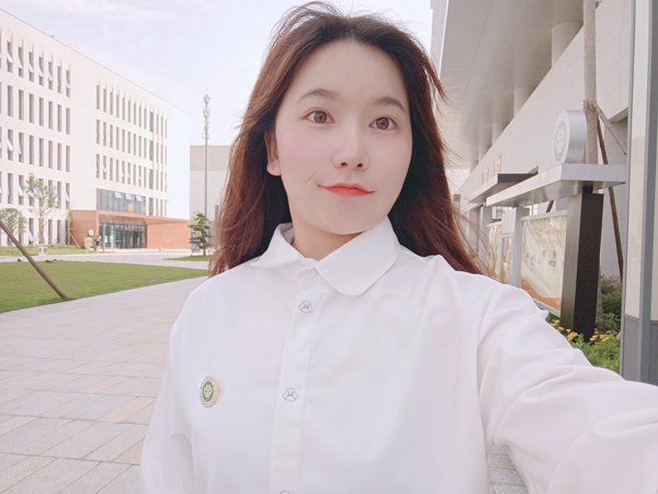 土木学院廖佳丽-生活照.jpg